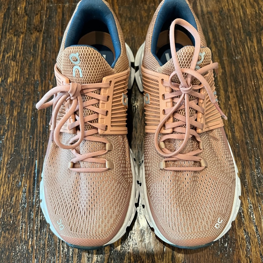 On cloud cloud swift blush/denim women size 7 excellent condition. Box included